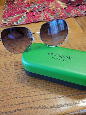 A53-NWOT Kate Spade Hello Sunshine Sunglasses-NO scratches -Case & Cloth